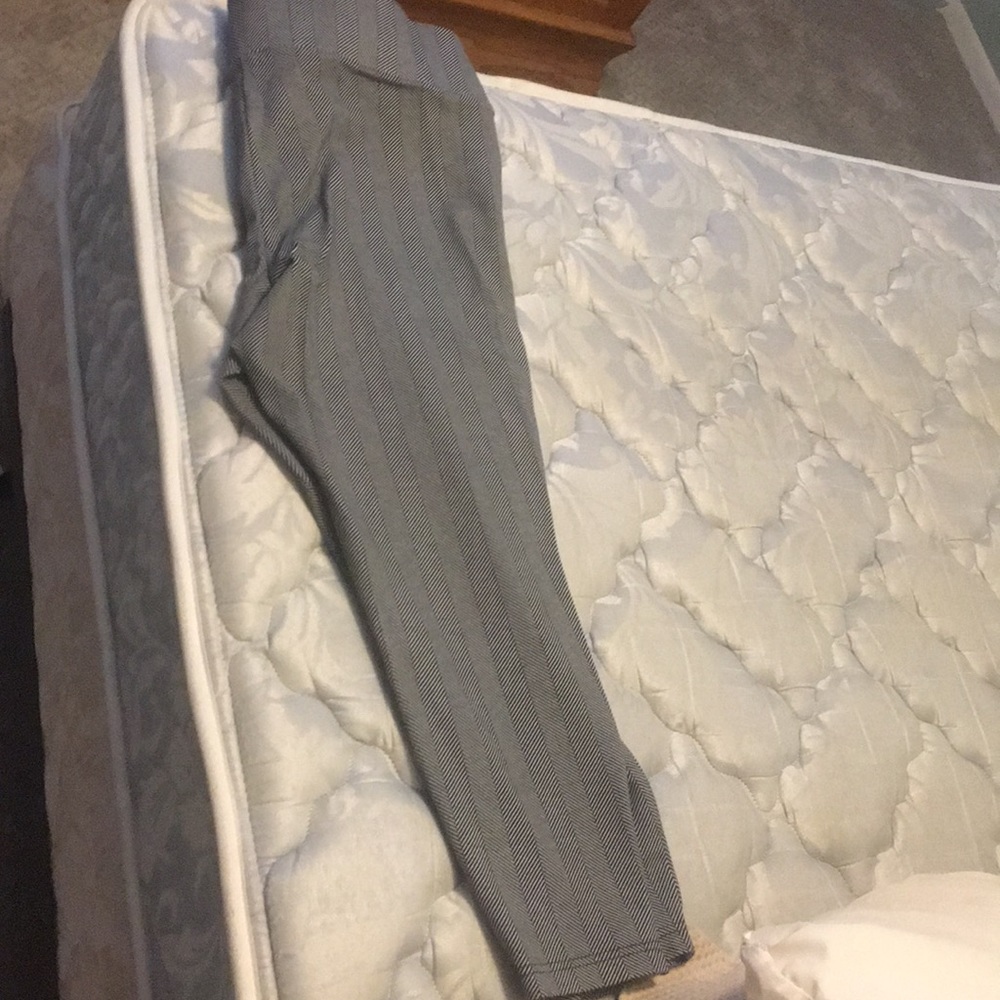 Torrid pixie pants white/ black pattern size 2